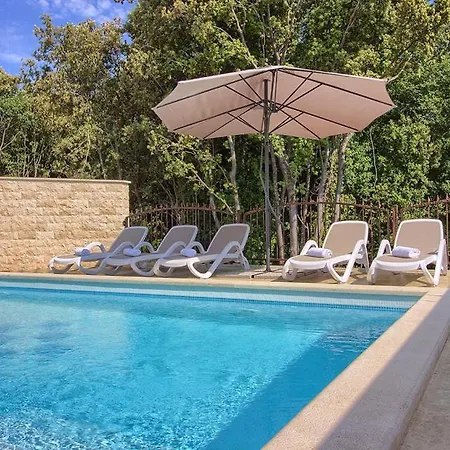 Complex Of 2 Banjole-olivia With 2 Private Pools For Up To 20 Persons Only 200m From The - Wiibuk Vila