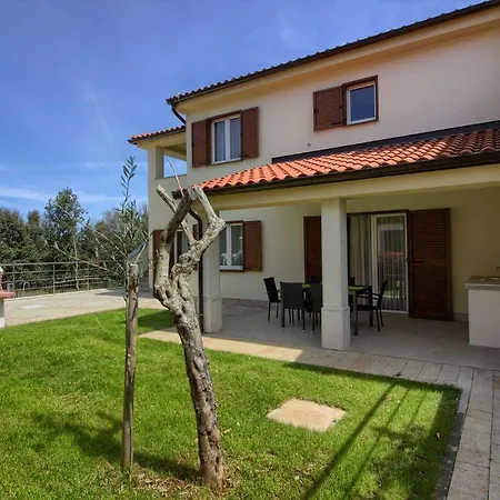 Complex Of 2 Banjole-olivia With 2 Private Pools For Up To 20 Persons Only 200m From The - Wiibuk * Банджоле