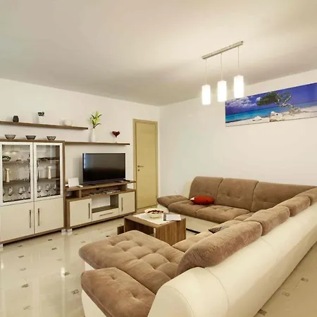 Vila Complex Of 2 Banjole-olivia With 2 Private Pools For Up To 20 Persons Only 200m From The - Wiibuk Banjole
