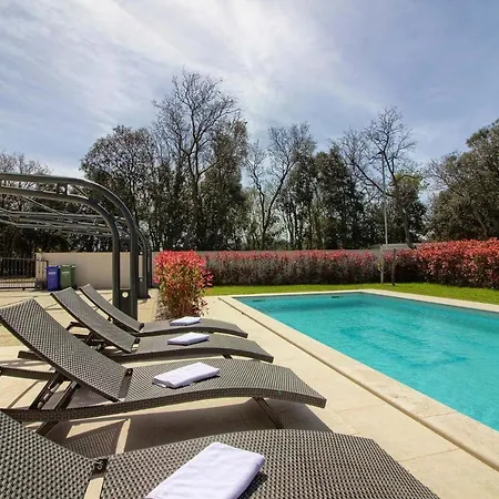 Complex Of 2 Banjole-olivia With 2 Private Pools For Up To 20 Persons Only 200m From The - Wiibuk *