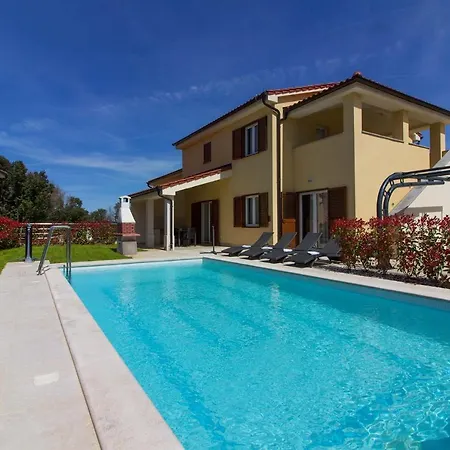 Olivia Villas: Beachfront Complex With Private Pools *
