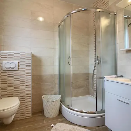 Complex Of 2 Banjole-olivia With 2 Private Pools For Up To 20 Persons Only 200m From The - Wiibuk * Banjole