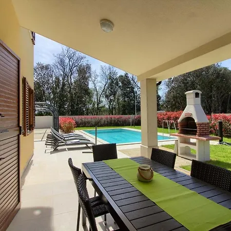 Vila Complex Of 2 Banjole-olivia With 2 Private Pools For Up To 20 Persons Only 200m From The - Wiibuk