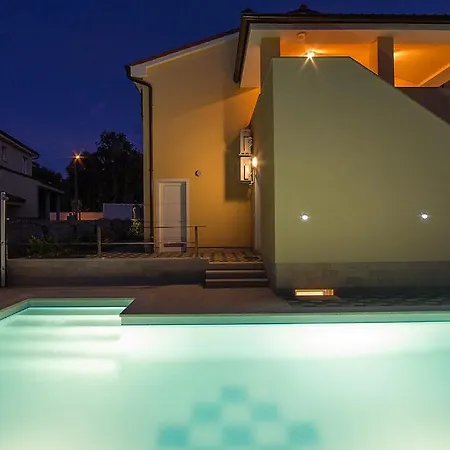 Complex Of 2 Banjole-olivia With 2 Private Pools For Up To 20 Persons Only 200m From The - Wiibuk Vila *
