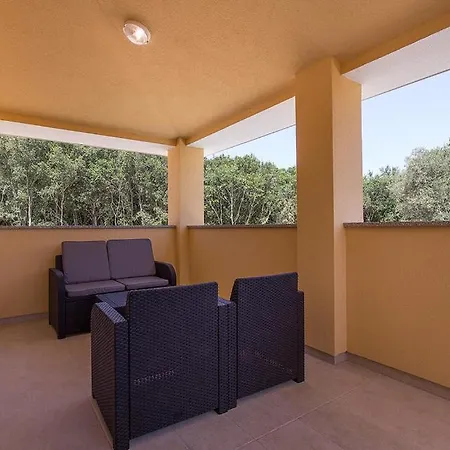 Complex Of 2 Banjole-olivia With 2 Private Pools For Up To 20 Persons Only 200m From The - Wiibuk * Banjole