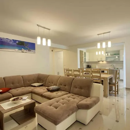 Complex Of 2 Banjole-olivia With 2 Private Pools For Up To 20 Persons Only 200m From The - Wiibuk *