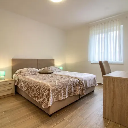 Vila Complex Of 2 Banjole-olivia With 2 Private Pools For Up To 20 Persons Only 200m From The - Wiibuk *