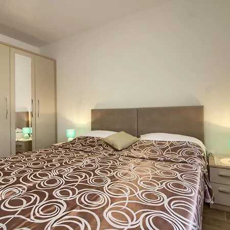 Vila Complex Of 2 Banjole-olivia With 2 Private Pools For Up To 20 Persons Only 200m From The - Wiibuk