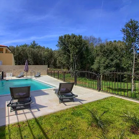 Vila Complex Of 2 Banjole-olivia With 2 Private Pools For Up To 20 Persons Only 200m From The - Wiibuk *