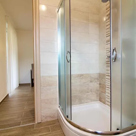 Vila Complex Of 2 Banjole-olivia With 2 Private Pools For Up To 20 Persons Only 200m From The - Wiibuk *