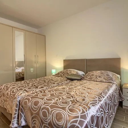 Villa Olivia Villas: Beachfront Complex With Private Pools Banjole